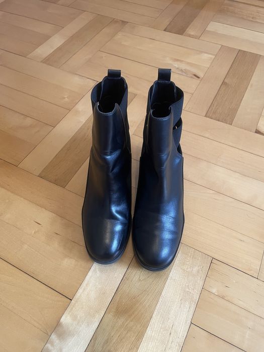 Botki na słupku czarne Bershka