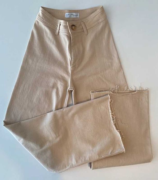Calças de cor creme, marca Primark, tamanho 34.