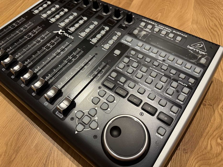 Behringer X-Touch kontroler MIDI