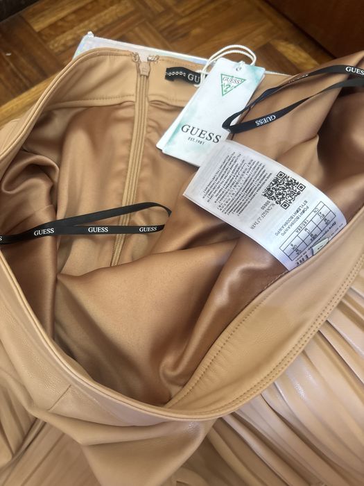 Saia pele nude Guess forrada com plissado
