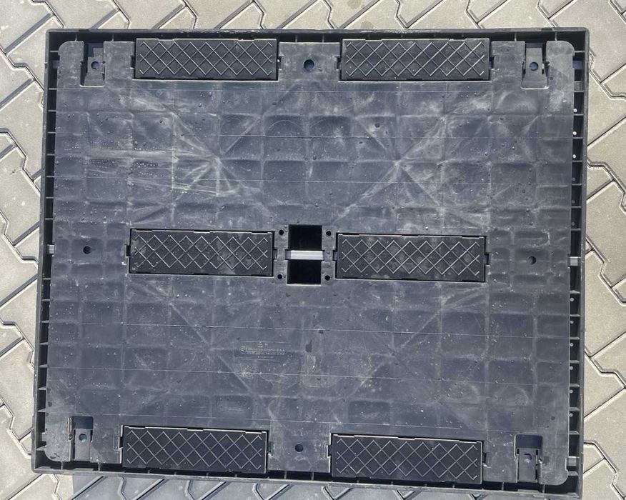 Palety plastikowe, używane 120x100x15cm w bardzo dobrym stanie