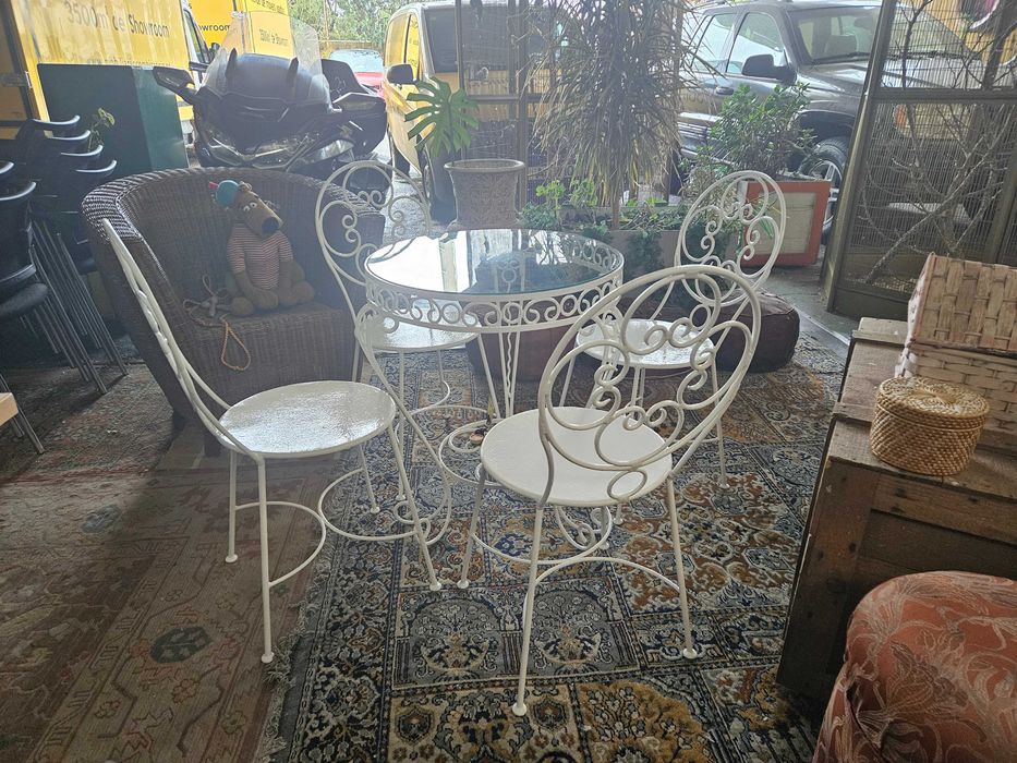 Conjunto de jardim com mesa em ferro tampo em vidro e quatro cadeiras