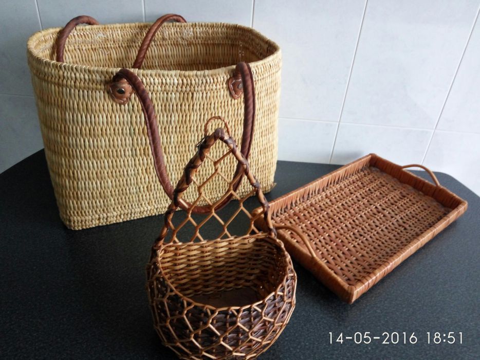 Cestas varias e tabuleiro em verga