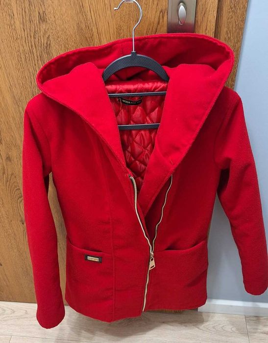Elegancki czerwony płaszcz z kapturem – idealny na zimowe dni!