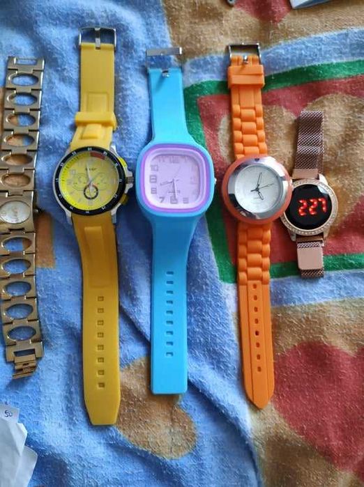 Zestaw damskich zegarków.