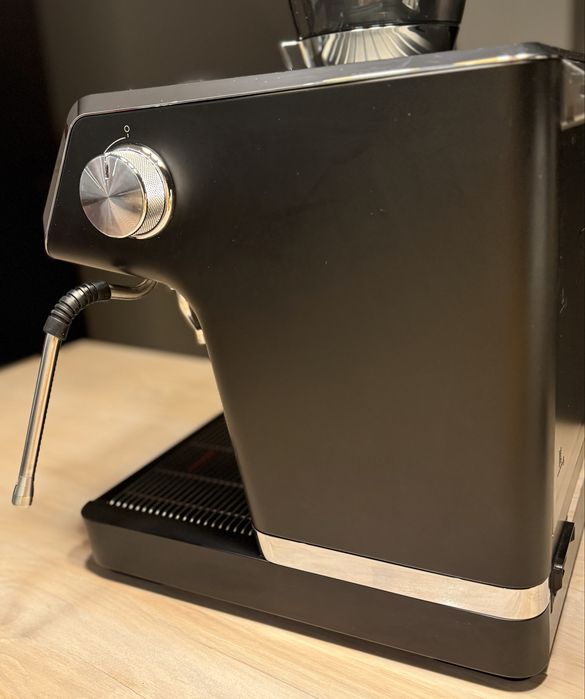 Ekspres kolbowy z mlynkiem Delonghi La specialiasta