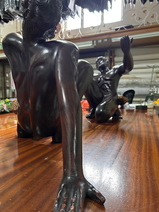 Par de figuras humanas em pau preto/ base para mesa