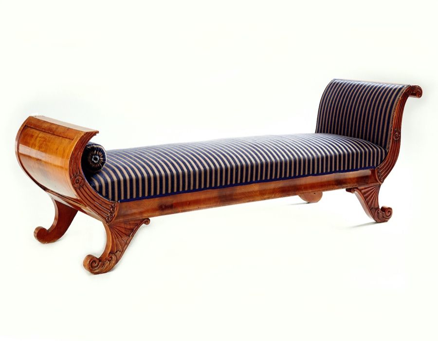 Banco de canto em nogueira