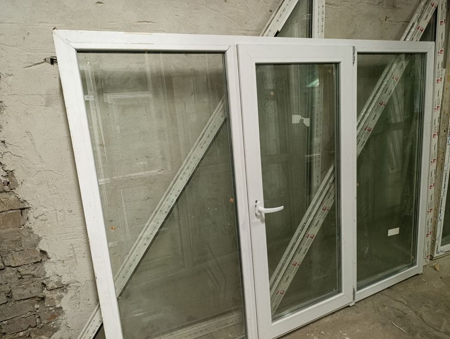 Вікно з новобудови трехсекційне