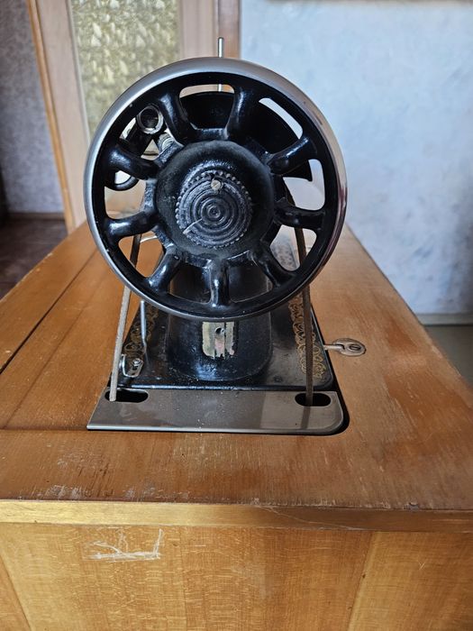 Старинная раритетная швейная ножная машина с тумбочкой 1958 года