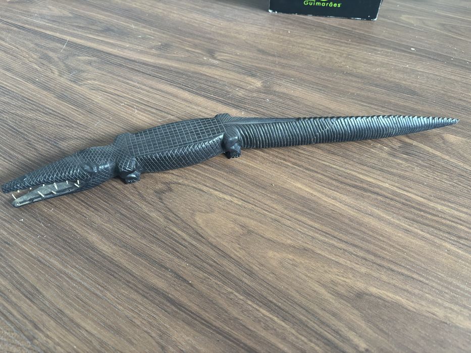 Crocodilo em pau preto