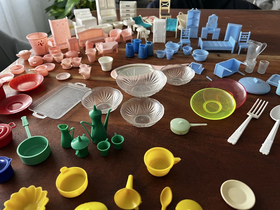 Brinquedos - moveis e loiças de plastico