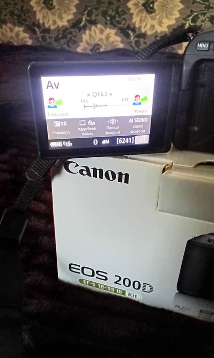 Продам Canon EOS 200 D