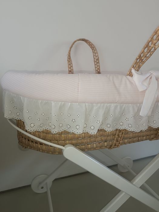 Alcofa de bebé+ Suporte da marca Egg.