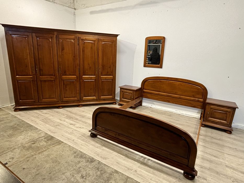 Klasyczny stylowy komplet mebli do sypialni