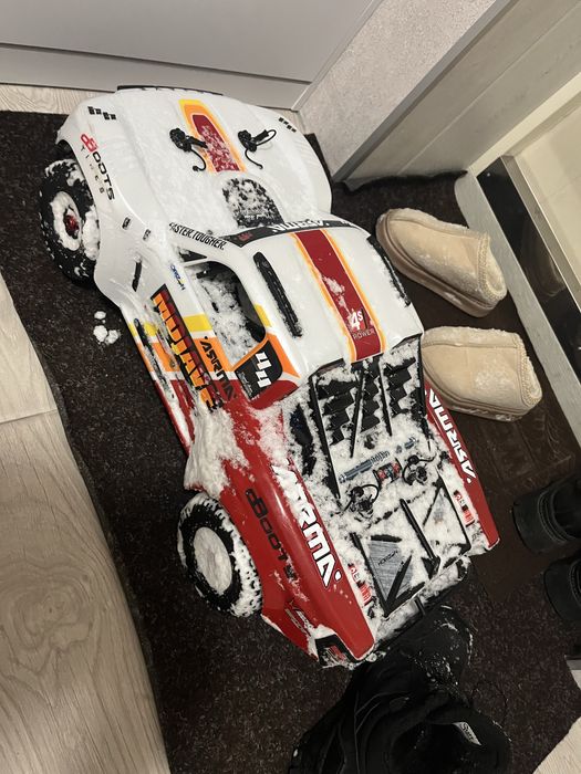 Машинка на радиоуправлении Arrma 1/8 MOJAVE 4S 4X4