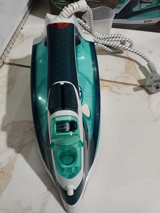 Утюг паровой с керамической подошвой 2800Вт BITEK-1256G новый