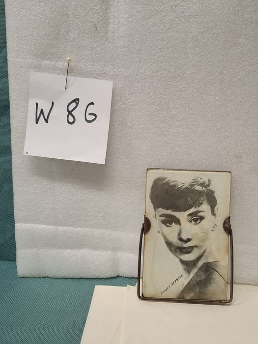 Audrey Hepburn lusterko stołowe prl