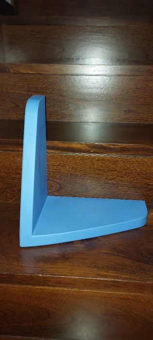 Prateleira e 3 cabides IKEA de quarto criança