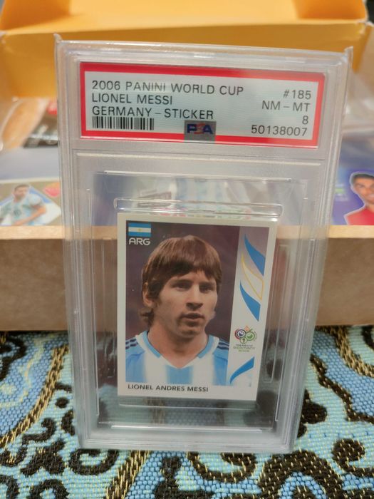 Cromo Lionel Messi Rookie Mundial 2006 graduado PSA 8