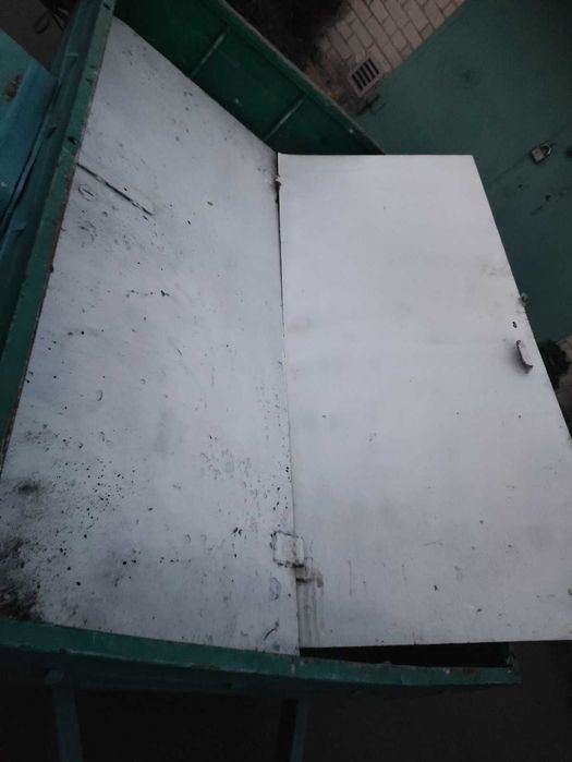 Металеві двері  у білому кольорі