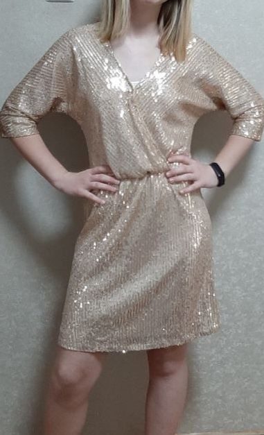 Золотиста вечірня сукня