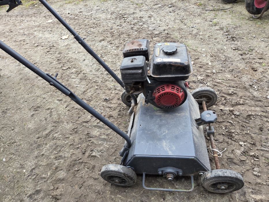 Wertykulator spalinowy