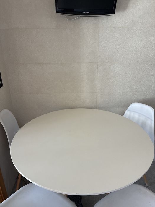 Mesa Cozinha com tampo redondo e cadeiras