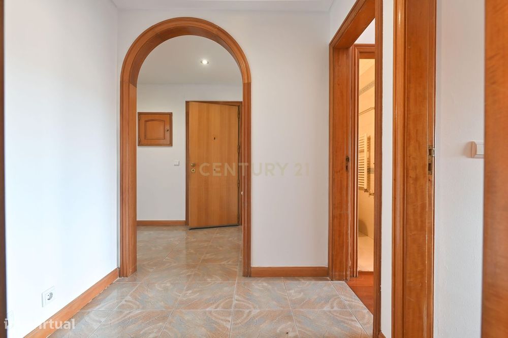 Apartamento T2 com garagem à venda no Arneiro freguesia de Carcavelos