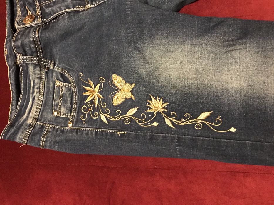 Calças de ganga bordadas