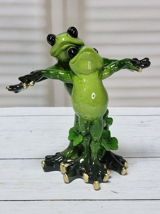 Статуетка закохані жабки