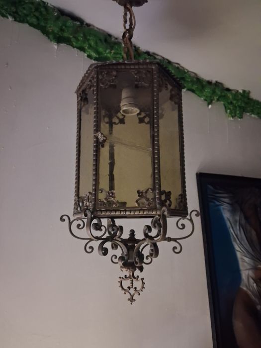 Ta stara, francuska latarnia wisząca została wykonana z brazu lub mosi