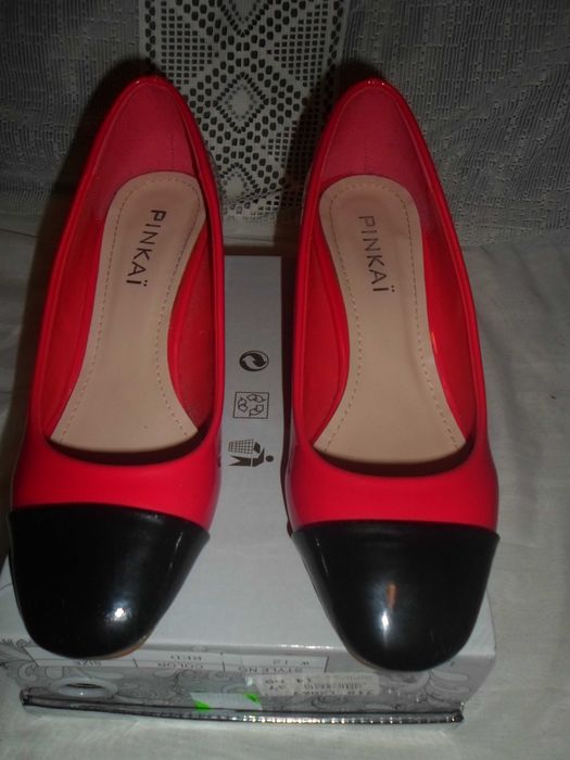 sapatos para senhora  como novos cor vermelho e preto