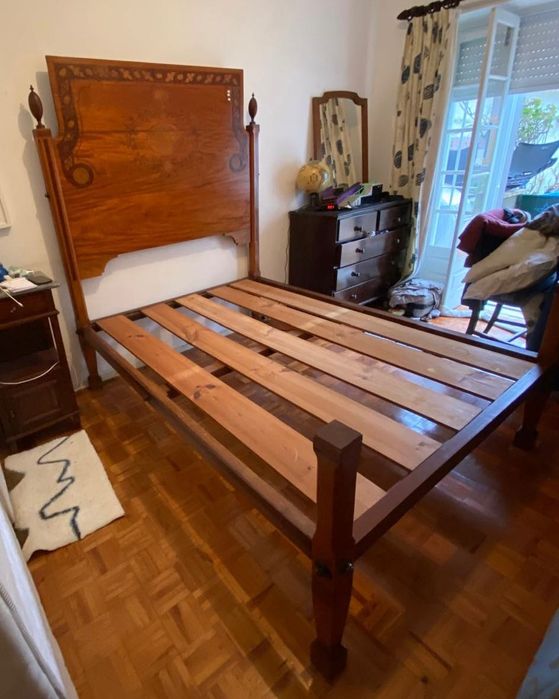 Cama de casal D.Maria em espinheiro c/ embutidos