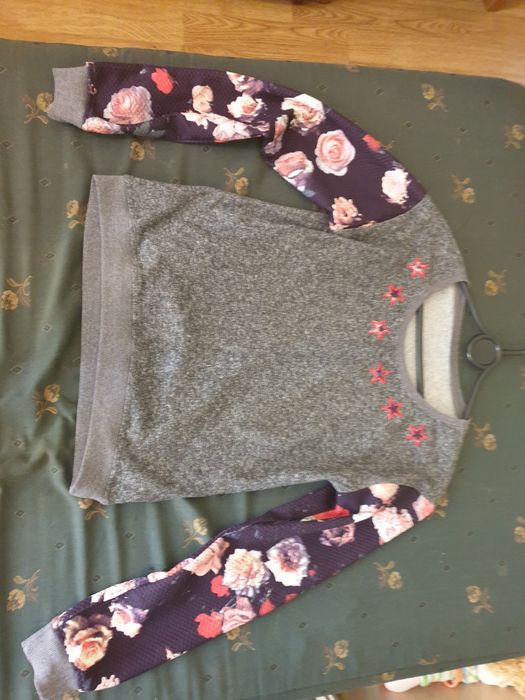 Szara bluza z rękawami w kwiaty