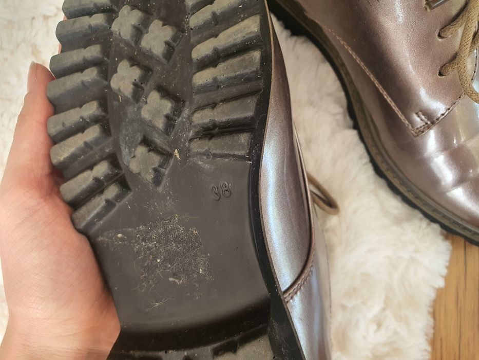 Złote buty oksfordki mokasyny