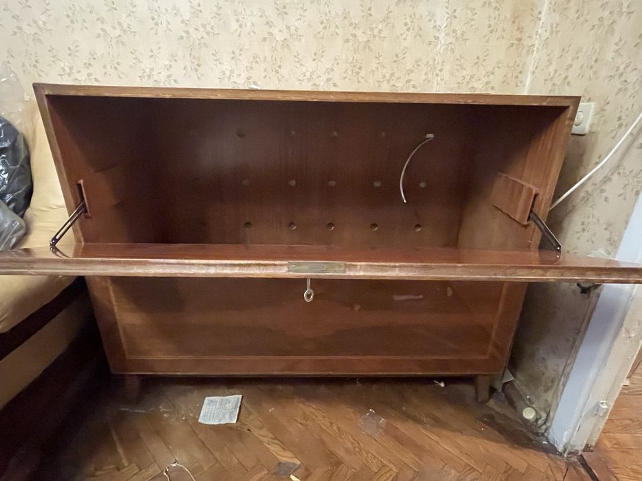 Радянські меблі (серванти, шафи, полиці, письмовий стіл, комод)