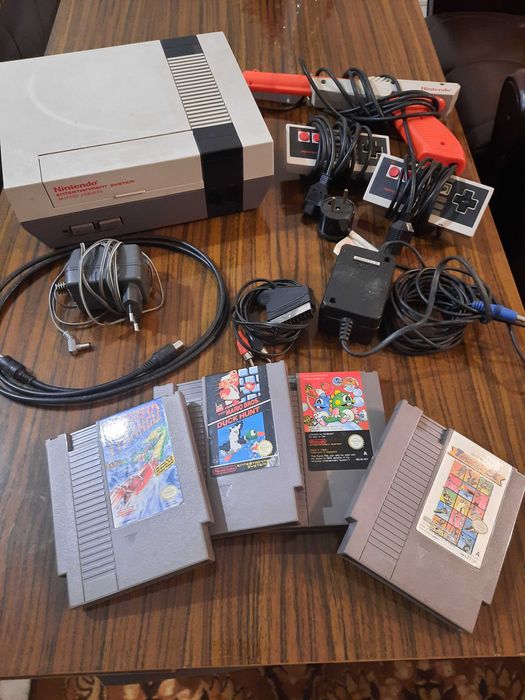 Konsola Nintendo NES 1985 + pady + pistolet + 4 gry