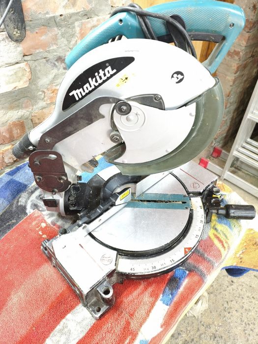 Торцювальна пила makita MLS100