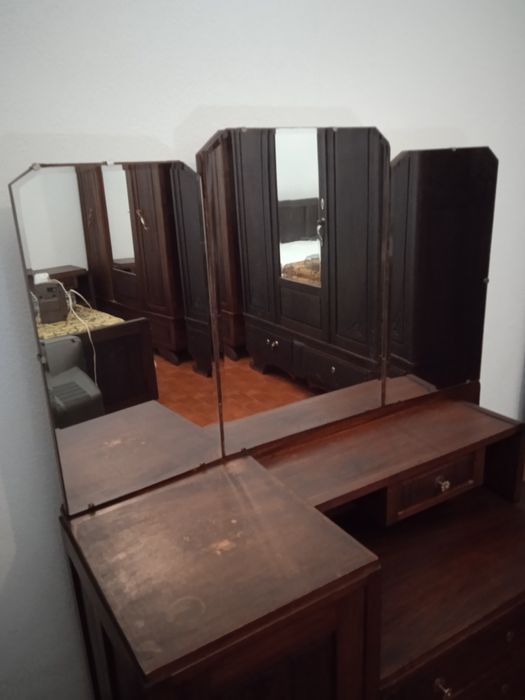 Cómoda antiga com espelhos articulados