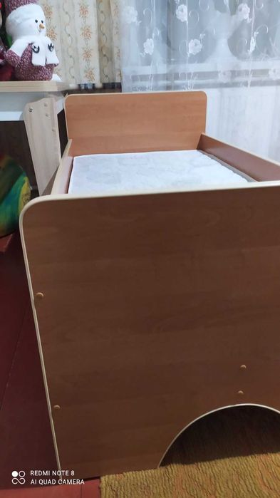 Дитяча кроватка майже не користувалися