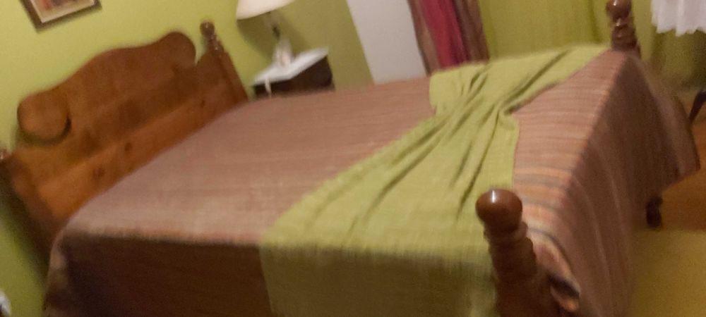 Camilha antiga Madeirense e duas mesas de cabeceira.