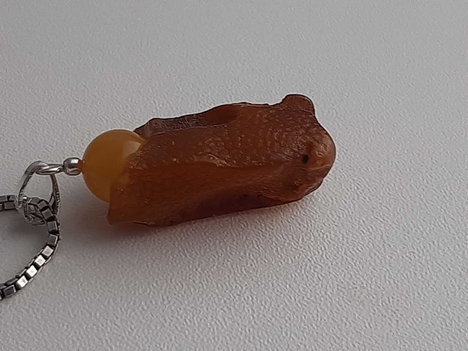zawieszka artystyczna z bursztynem hand made