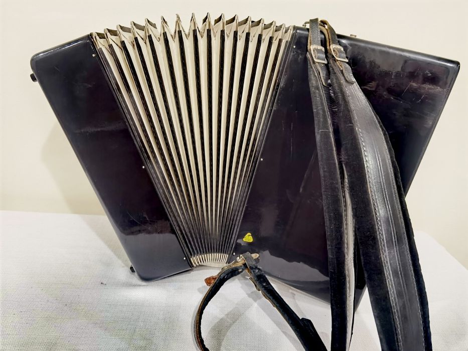 Weltmeister Serino 80 basów akordeon klawiszowy