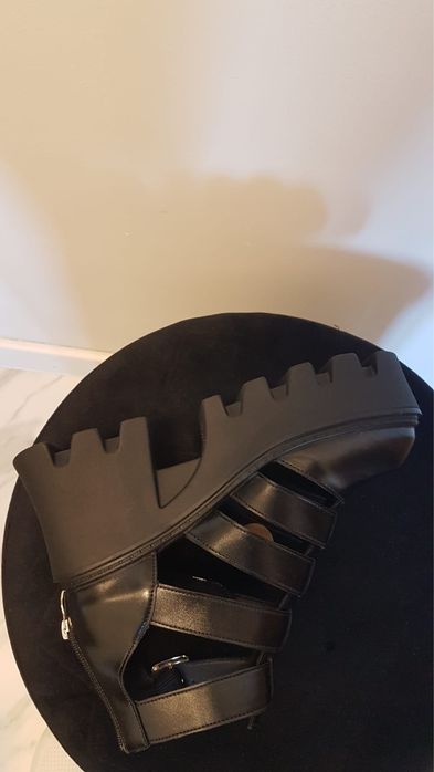 Czarne buty na koturnie