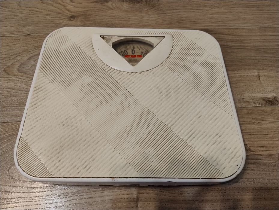 Stara waga łazienkowa mechaniczna