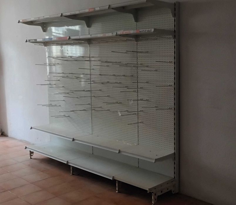 Espositor com prateleiras