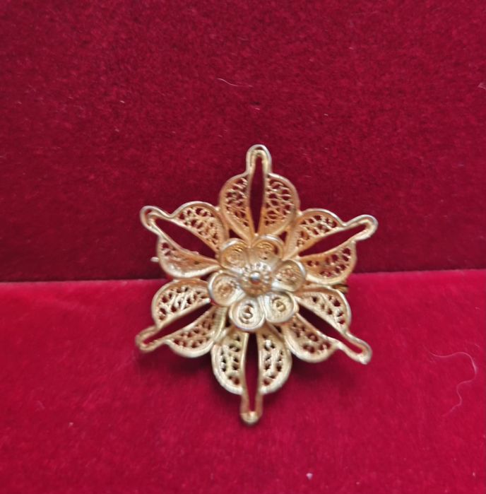 Broche em prata dourada