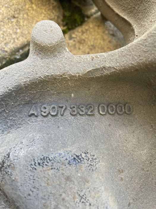 Передні амортизатори 906 907 спрінтер  цапфа передній суппорт ступіца