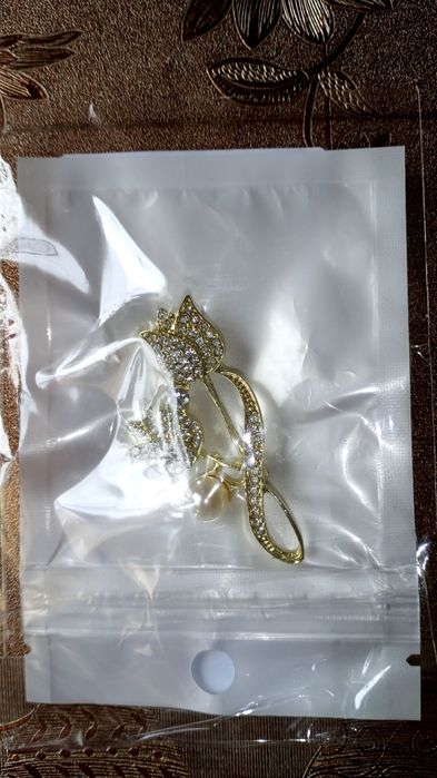 Broszka złota cyrkonie transparentne elegancka kwiat biżuteria sztuczn